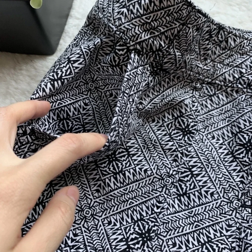 2/$20 - Stylish Black and White Banana Republic Boho Aztec Patterned Shorts - S - Picture 10 of 10